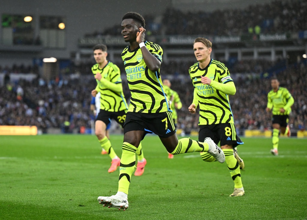 BRIGHTON, ENGLAND - APRIL 06: Bukayo Saka of Arsenal celebrates scoring his teams first goal from the penalty spot during the Premier League match between Brighton & Hove Albion and Arsenal FC at American Express Community Stadium on April 06, 2024 in Brighton, England. (Photo by Mike Hewitt/Getty Images) (Photo by Mike Hewitt/Getty Images)