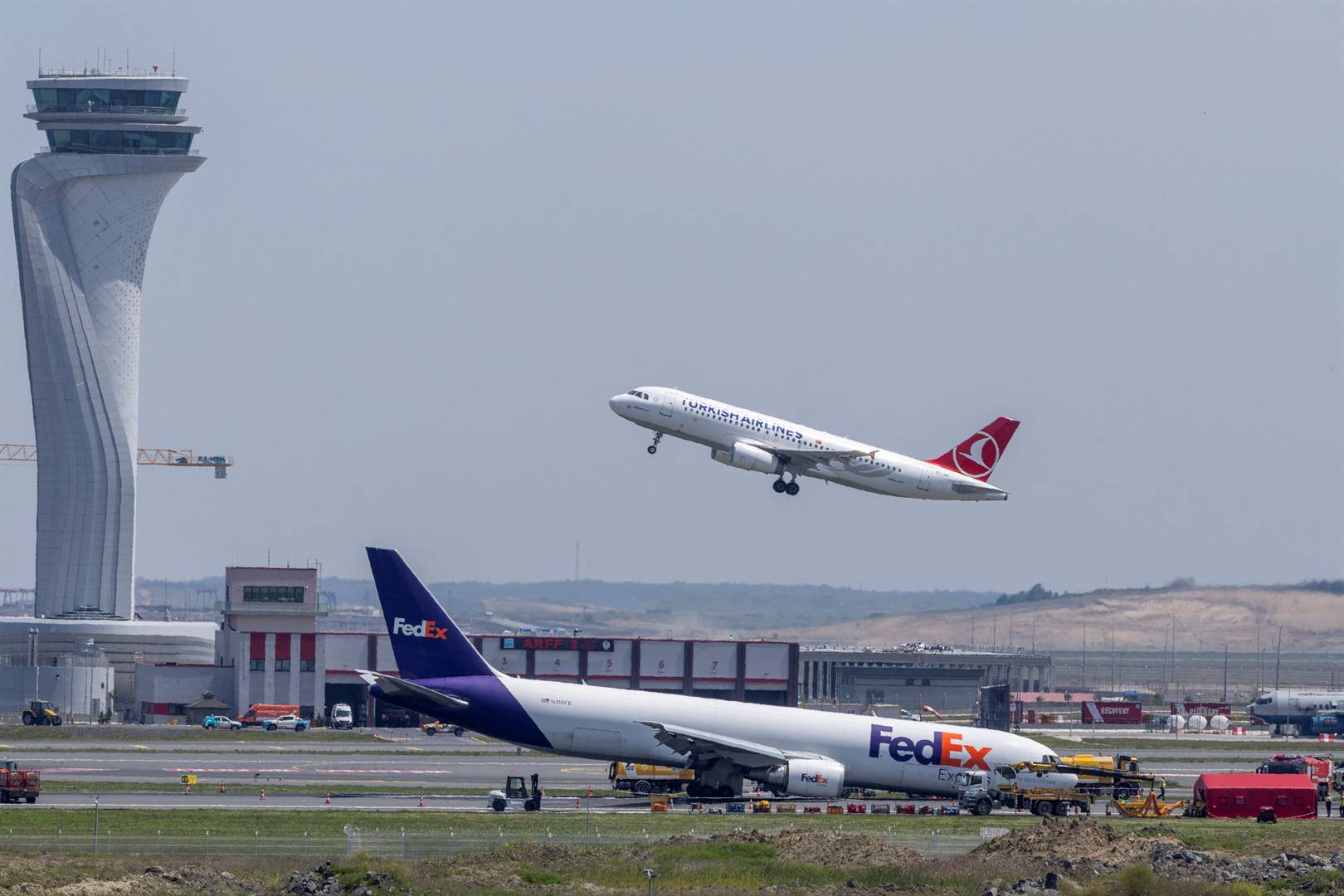 Die FedEx Airlines Boeing 767 BA.N-vragvliegtuig wat Woensdag veilig by Istanbul-lughawe sonder sy voorste landingstuig geland het.  Foto: Reuters