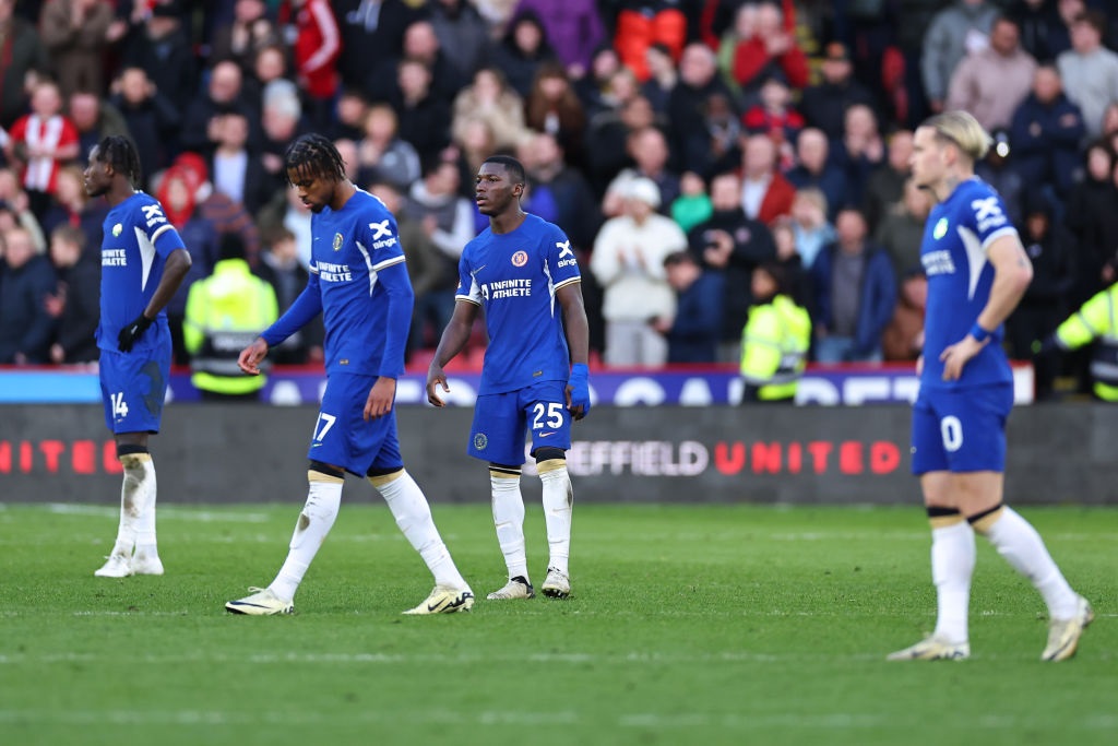 SHEFFIELD, ENGLAND - APRIL 7: Dejected players of Chelsea during the Premier League match between Sheffield United and Chelsea FC at Bramall Lane on April 7, 2024 in Sheffield, England.(Photo by Robbie Jay Barratt - AMA/Getty Images)