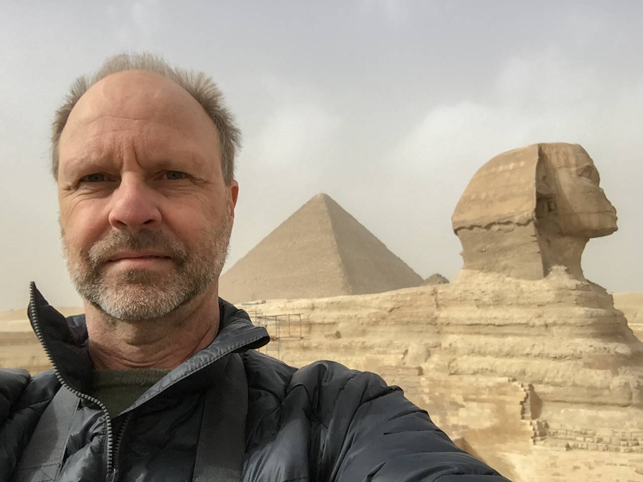 Justin Fox tydens 'n reis in Egipte. 