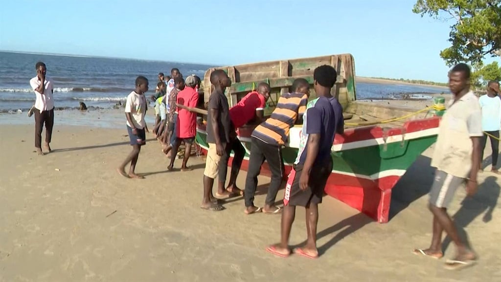 News24 | Rescuers find 12 survivors after Mozambique boat disaster kills at least 97 fleeing cholera
