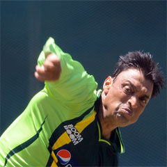 Shoaib Akhtar bowls in the nets. (AFP)