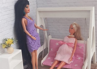 Hallo, Barbie! Kyk net hoe kuier die vroue se stylvolle poppe landwyd by mekaar