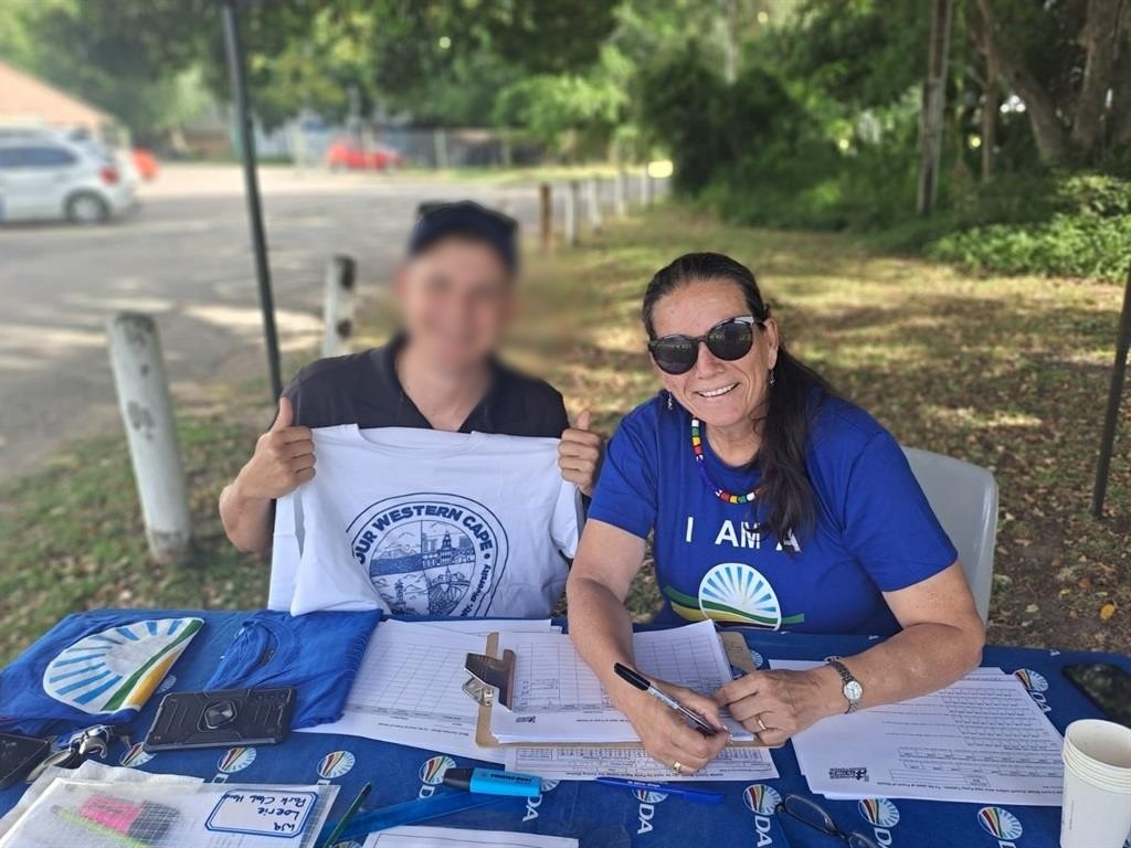 Knysna DA councillor Sharon Sabbagh (right) campaigning for the party for the local government elections. (Sharon Sabbagh DA Councillor Ward 9 Knysna/Facebook)