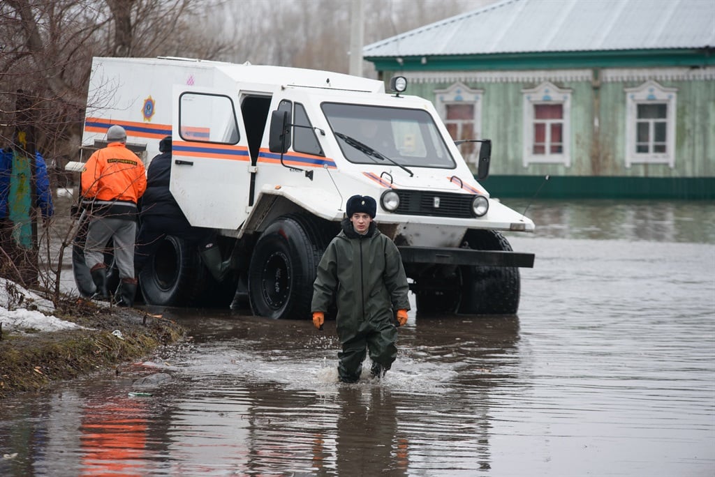 Kazakh rescuers evacuate residents of the flooded settlement of Pokrovka, some 90 km from the city of Petropavl, in northern Kazakhstan, close to the border with Russia on 9 April 2024. (Evgeniy Lukyanov / AFP)