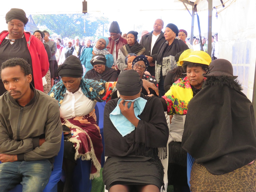 Mum Zandi Ngwenya (middle) crying uncontrollably during the funeral service of her little daughter. 