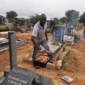 PICS: Graveyard braai master shocks Mzansi!   