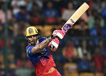 LIVE | IPL: Faf's RCB bat first in crunch clash against Delhi