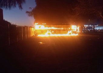 Polisie ondersoek bus wat in Athlone brand