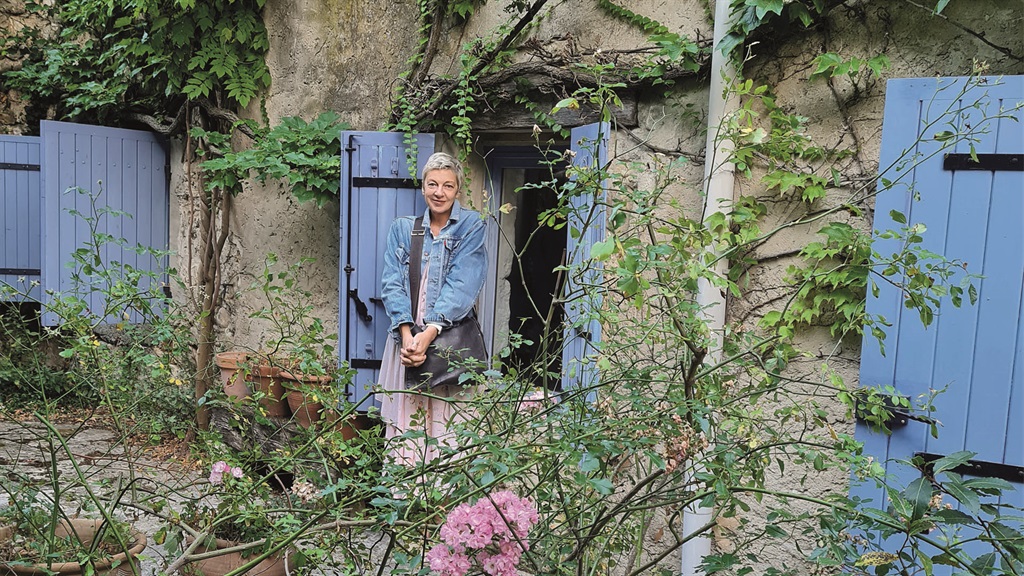 Marita voor haar vriendin se gastehuis in Frankryk, van waar sy 
oor Zoom gesels het. 

FOTO Verskaf