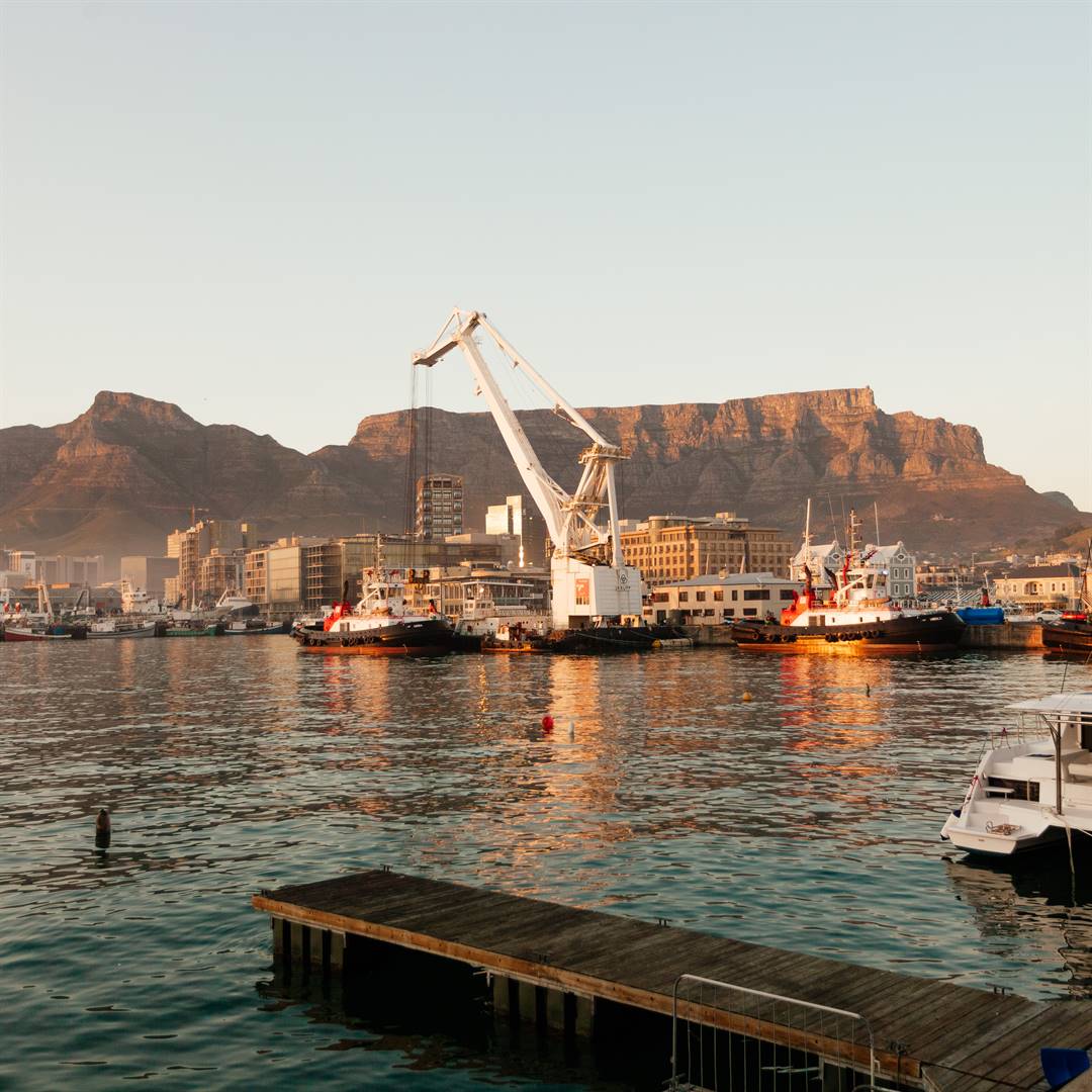 Die V&A Waterfront aan die voet van Tafelberg.