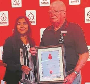 SANBS national council member Siemi Prithvi Raj with blood donor Ron Miles (right).