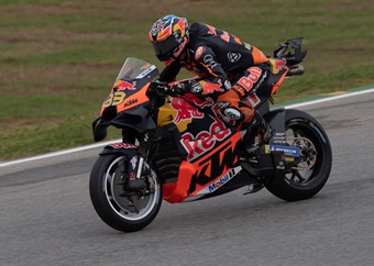 Vinales storms to pole, SA's Brad Binder crashes and will start from 17th in Texas