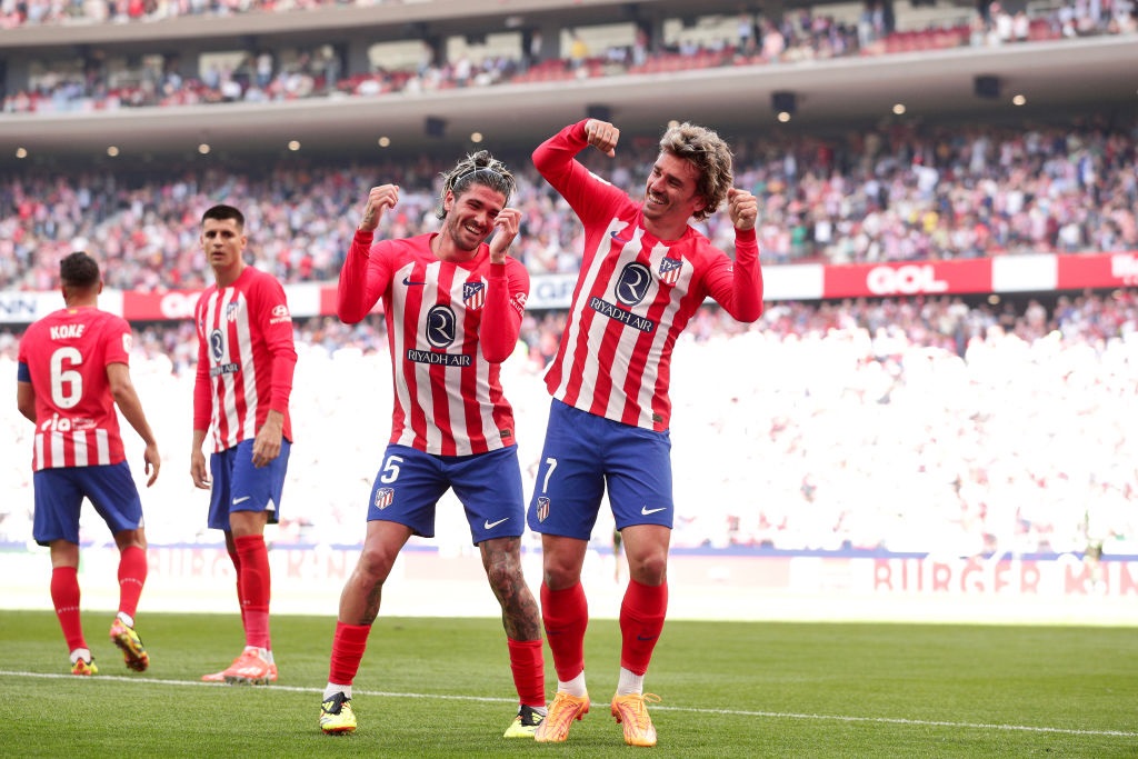 MADRID, SPAIN - APRIL 13: Antoine Griezmann (R) of Atletico de Madrid celebrates scoring their third goal with teammate Rodrigo de Paul (3rdL) during the LaLiga EA Sports match between Atletico Madrid and Girona FC at Civitas Metropolitano Stadium on April 13, 2024 in Madrid, Spain. (Photo by Gonzalo Arroyo Moreno/Getty Images)
