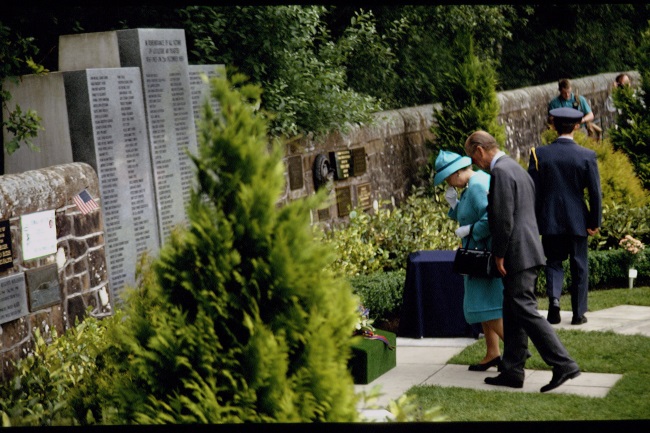 Queen Elizabeth visits the Lockerbie memorial in S