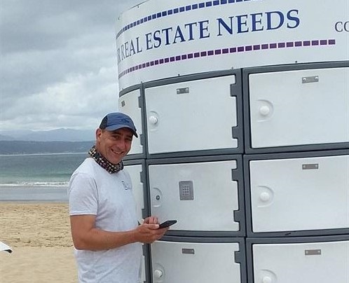 Le fondateur de Liberty Lockers, Malcolm Katz, lance les premiers casiers sans clé avec capacité de chargement de téléphone, sur la plage principale de Pettenberg Bay