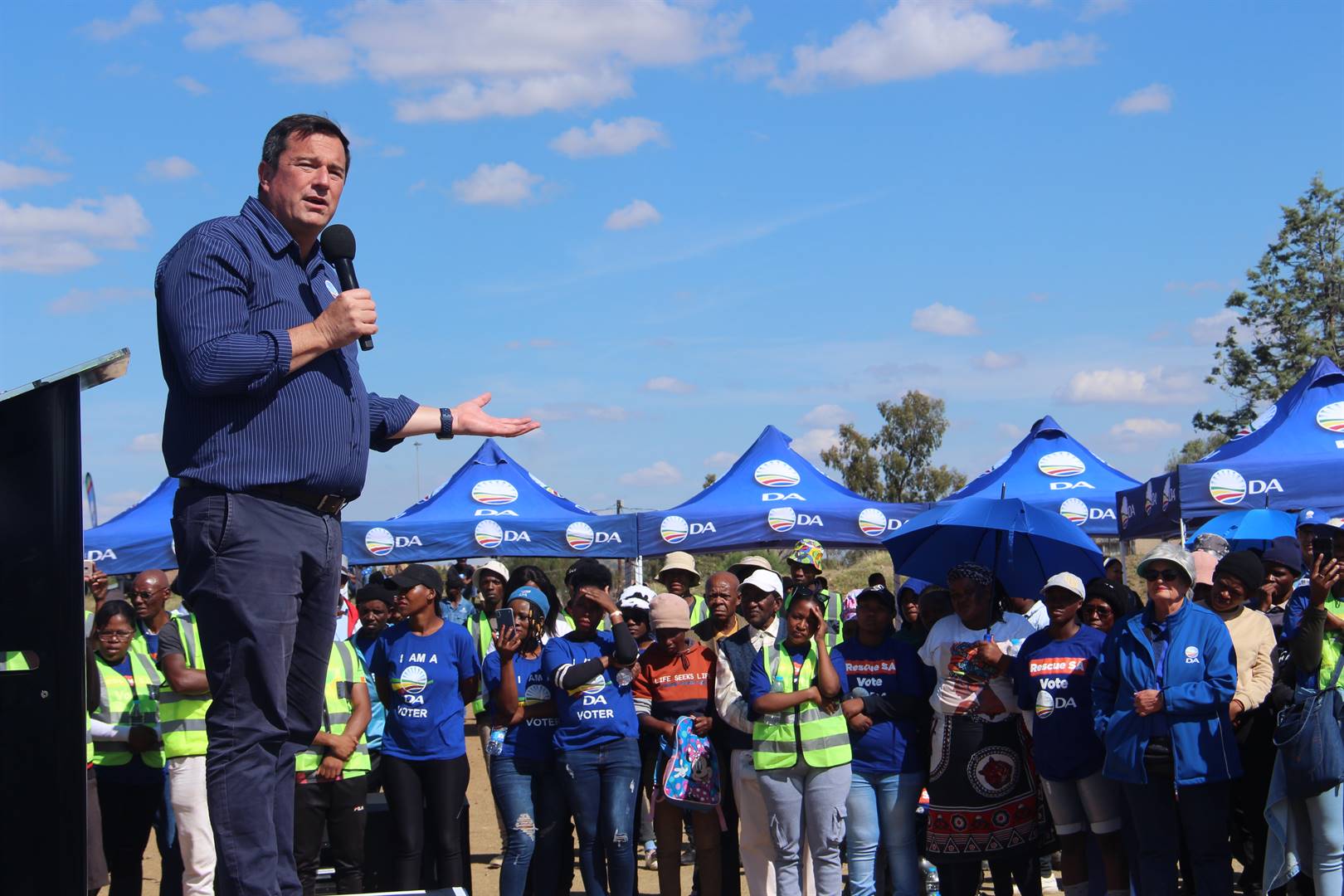 John Steenhuisen talking to residents of Thaba Nchu to announce the DA’s manifest for the national and provincial election on 29 May.Photo: Lientjie Mentz