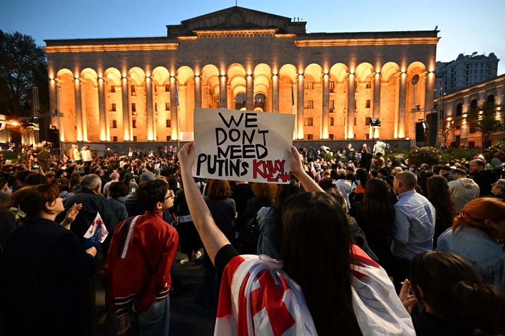 Protestors gather outside Georgia's parliament building in Tbilisi on 16 April 2024.  (Vano SHLAMOV / AFP)