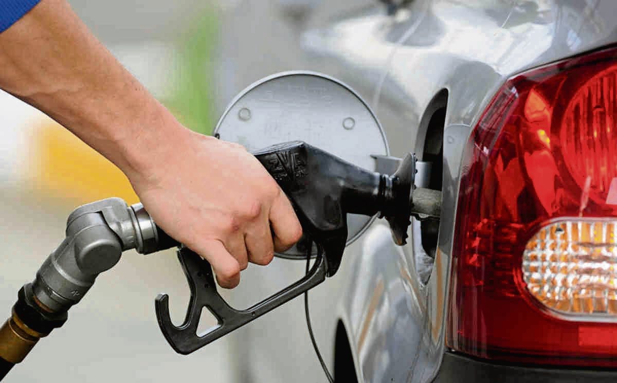 Consumers can expect a rise in the petrol price in May and a decrease in the price of diesel.