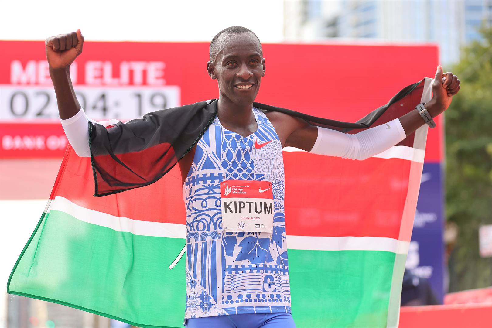 Die Keniaan Kelvin Kiptum nadat hy in Oktober verlede jaar ’n wêreldrekord in die Chicago-marathon opgestel het.  Foto: Getty Images
