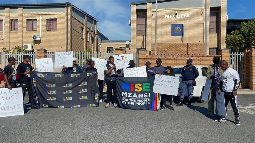 Rise Mzansi organised a picket outside Mfuleni Police Station, one of the top 11 stations for murder rates in the Western Cape.
(Supplied/Rise Mzansi)