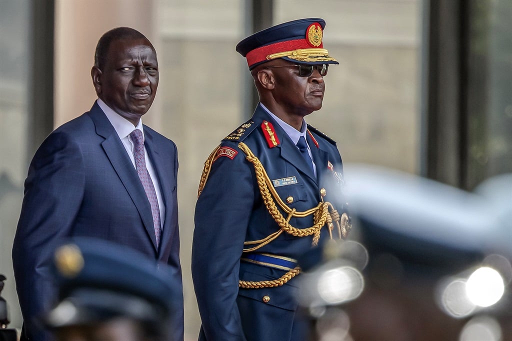 President of Kenya William Ruto (L) and Chief of Kenya's defence forces General Francis Ogolla (R) look on while Prime Minister of Ethiopia Abiy Ahmed inspects a guard of honour in Nairobi on 28 February 2024. (LUIS TATO / AFP)