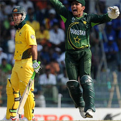 Kamran Akmal takes a sharp catch to remove Ricky Ponting. (AFP)
