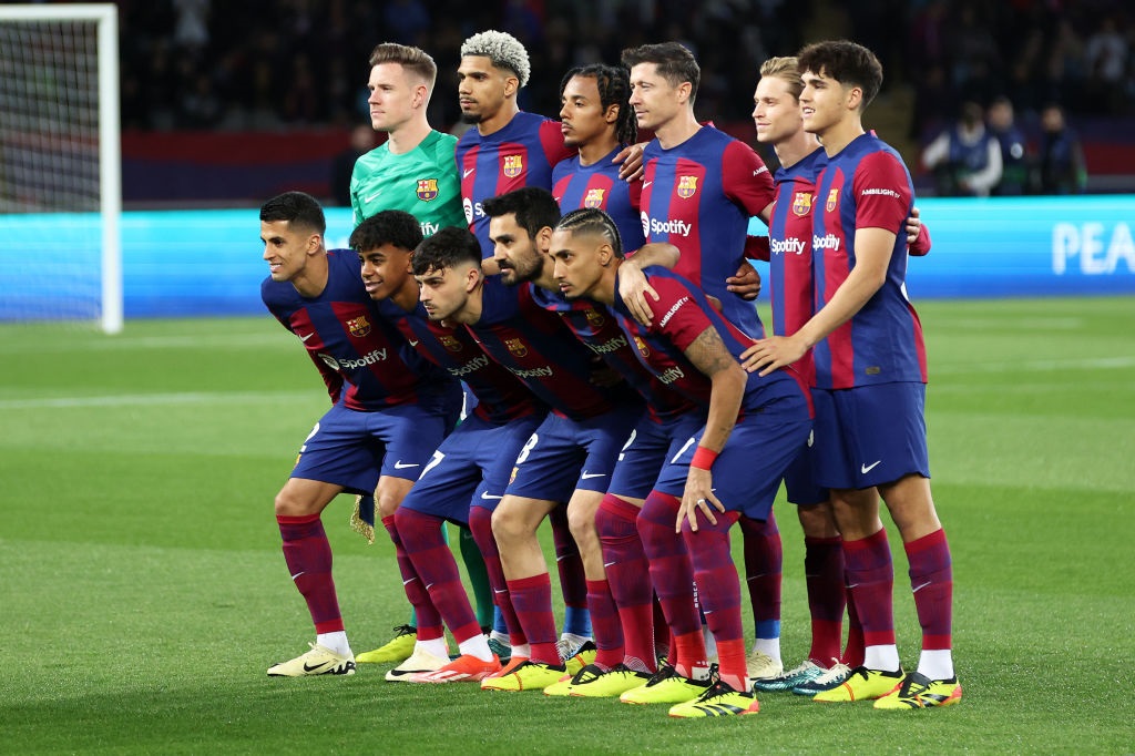 BARCELONA, SPAIN - APRIL 16:  FC Barcelona pose for a team photograph, prior to the UEFA Champions League quarter-final second leg match between FC Barcelona and Paris Saint-Germain at Estadi Olimpic Lluis Companys on April 16, 2024 in Barcelona, Spain. (Photo by Clive Brunskill/Getty Images)