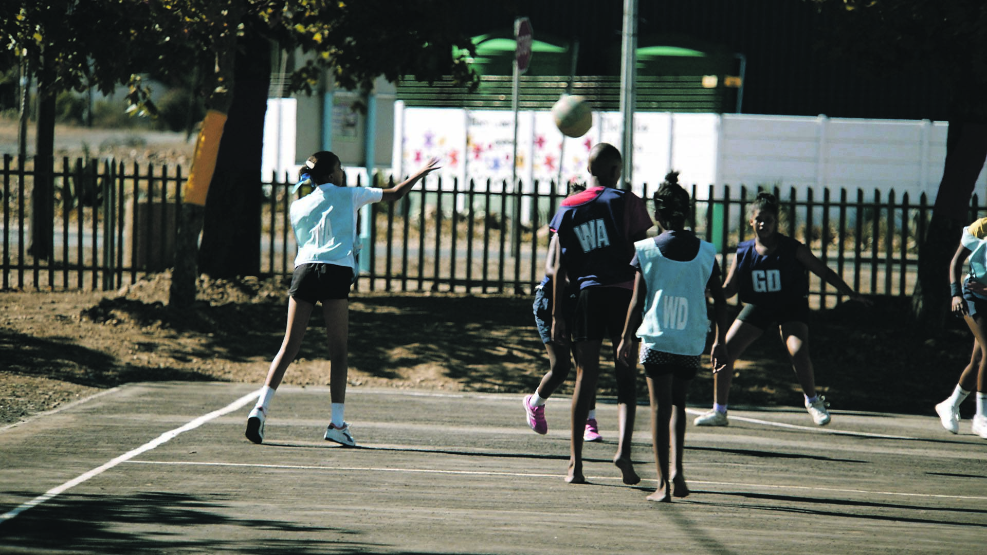 Young kids play netball on the newly renovated courts by Kliprug in Prince Alfred’s Hamlet