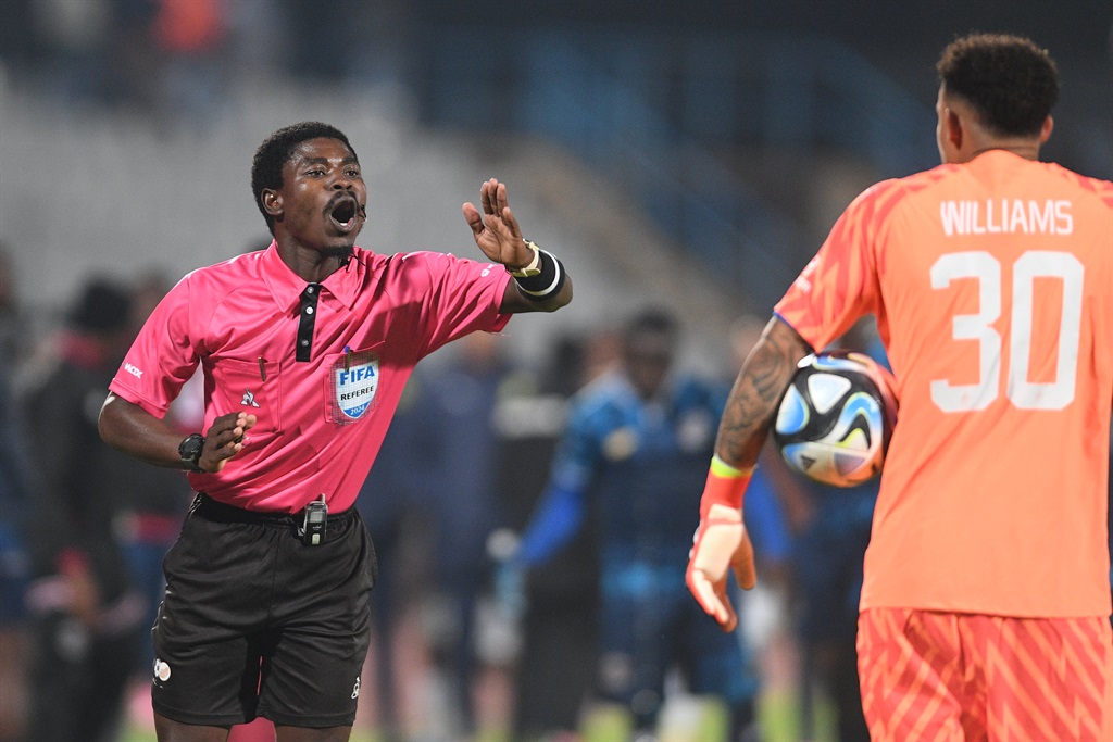 JOHANNESBURG, SOUTH AFRICA - APRIL 15: Referee Jelly Chavani and Ronwen Williams during the DStv Premiership match between Moroka Swallows and Mamelodi Sundowns at Dobsonville Stadium on April 2024 in Johannesburg, South Africa. (Photo by Lefty Shivambu/Gallo Images),?ÿ