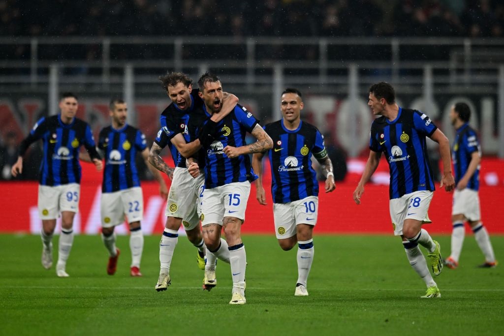 MILAN, ITALY - APRIL 22: Francesco Acerbi of FC Internazionale celebrates after scoring the opening goal during the Serie A TIM match between AC Milan and FC Internazionale at Stadio Giuseppe Meazza on April 22, 2024 in Milan, Italy. (Photo by Alessandro Sabattini/Getty Images)