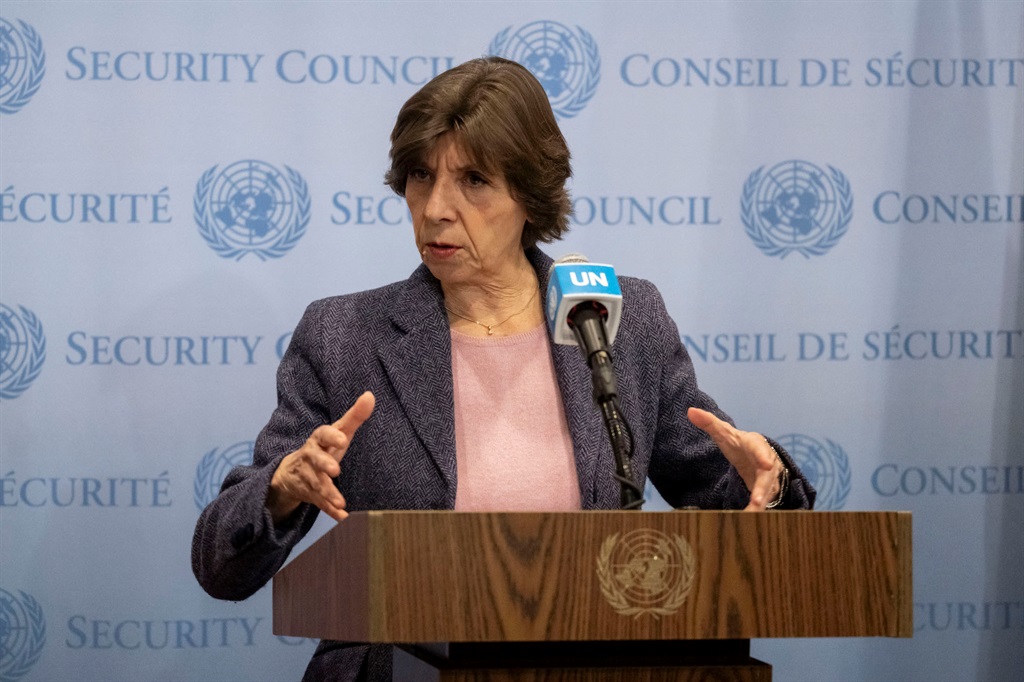 کاترین کولونا، رئیس هیئت بازبینی مستقل آژانس امداد و کار سازمان ملل متحد (UNRWA)، در یک کنفرانس مطبوعاتی در نیویورک در فوریه 2024. (ANGELA WEISS / AFP)