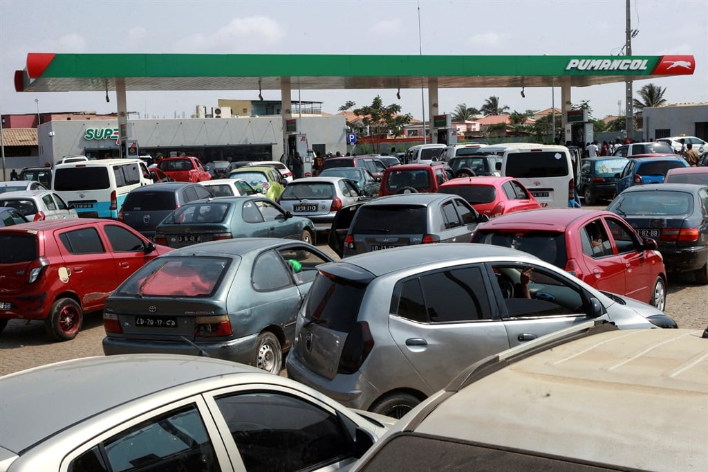 A queue during a fuel shortage in Luanda in December 2017.(AMPE ROGERIO / AFP)