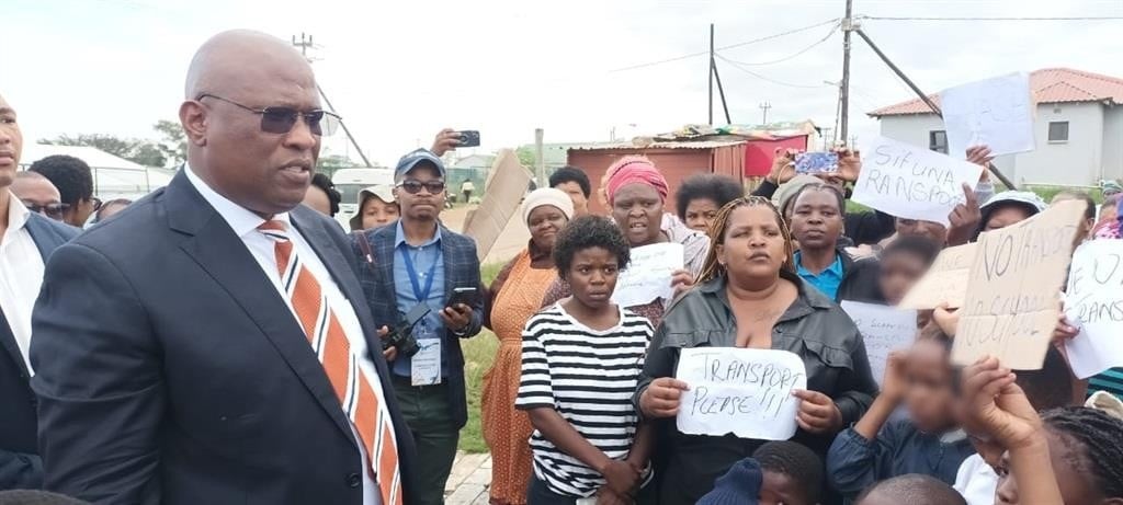 Angry parents and pupils from Chumani Primary in East London held a protest asking Eastern Cape Premier Oscar Mabuyane to reinstate the scholar transport programme. (Sithandiwe Velaphi / News24)