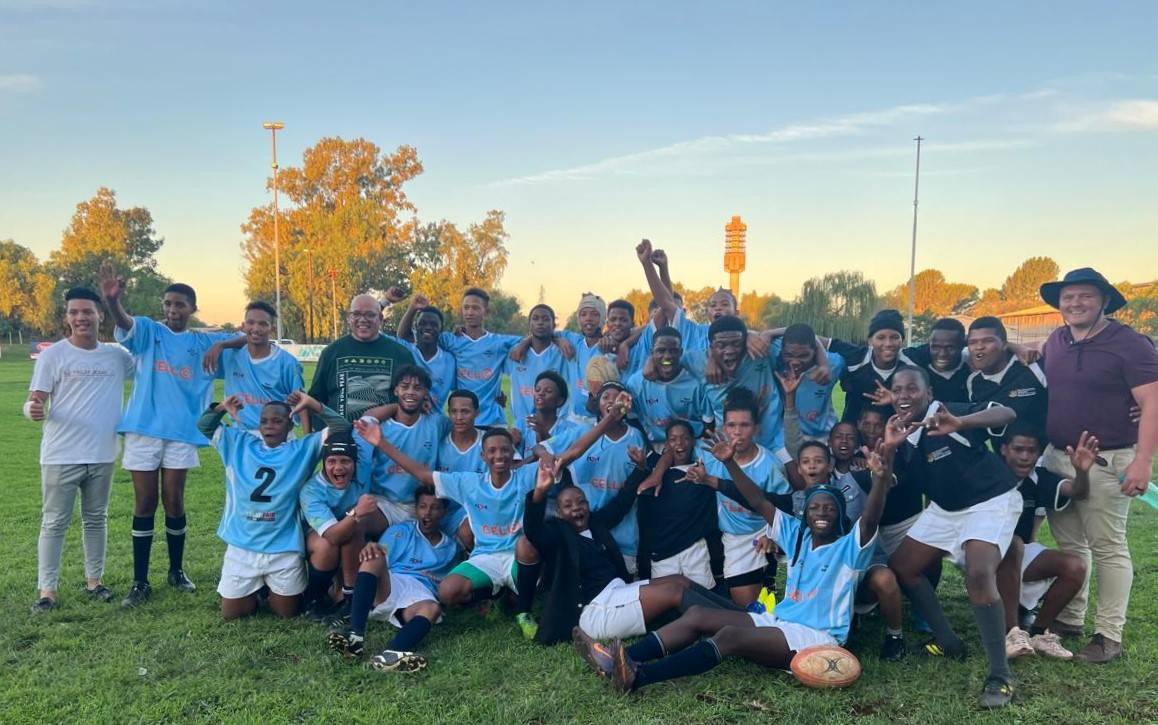 The U19 rugby team of the Floors High School who scored 17 – 10. With them are from the left Romeo Syfers (chairperson of the Frances Baard Rugby Region) and Jeandré Fraipont (teacher and coach). 