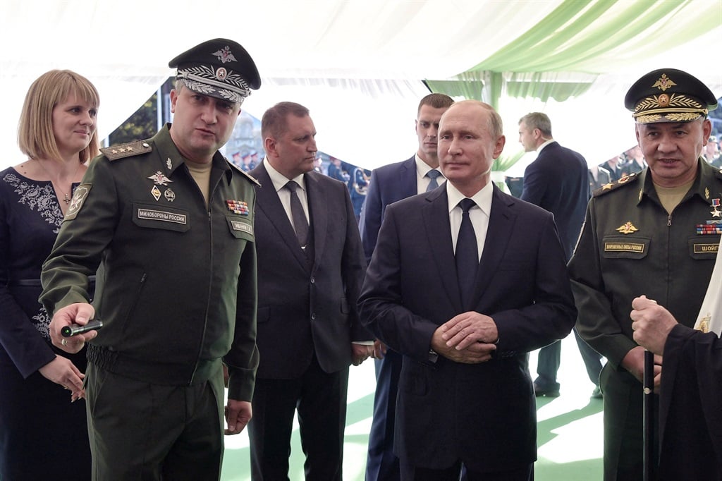 Deputy Minister of Defense of the Russian Federation Timur Ivanov (L), with President Vladimir Putin (C), and Russian Defence Minister Sergei Shoigu (R), during an event in September 2018. (Alexey NIKOLSKIY / POOL / Sputnik via AFP)