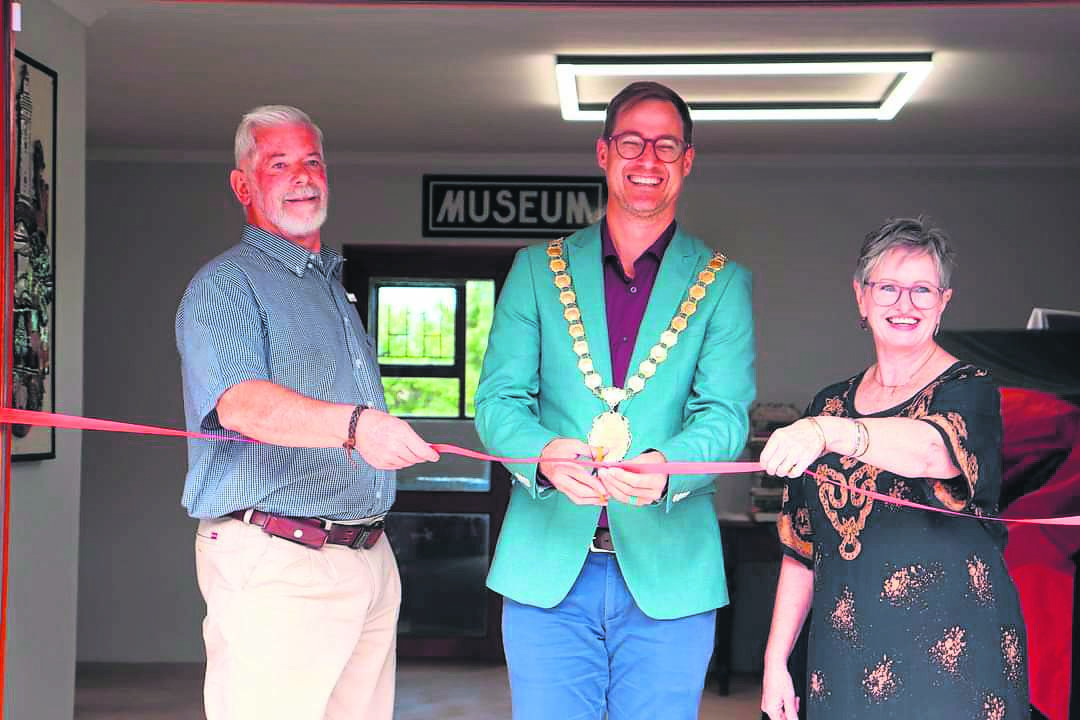 From left are, Hendrik Potgieter, vice-chairman of Humansdorp Museum Association, Kouga executive mayor, Hattingh Bornman, and Cathy Potgieter, museum official at Humansdorp Museum.