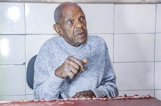 HG kuier by geliefde Umkhulu: Ek stap nog en maak tuin op 111 jaar oud