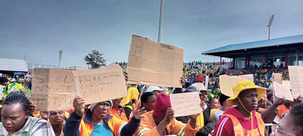 EPWP participants from East London picketed while President Cyril Ramaphosa addressed a crowd celebrating the 20th anniversary of the programme. (Sithandiwe Velaphi/News24)