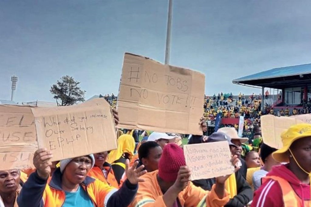 EPWP participants from East London picketed while President Cyril Ramaphosa addressed a crowd celebrating the 20th anniversary of the programme. (Sithandiwe Velaphi/News24)
