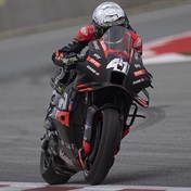 Aleix Espargaro wins Catalunya MotoGP sprint, SA's Binder crashes