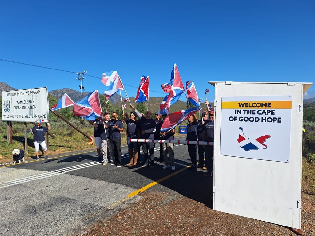 The Referendum Party erected a mock border post at the R62, promoting 'Cape Independence' and a 'First-World Future.' 