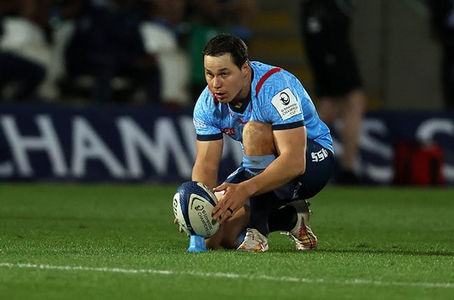 Flyhalf Chris Smith prepares for a penalty for the Bulls. (Paul Harding/Getty Images)