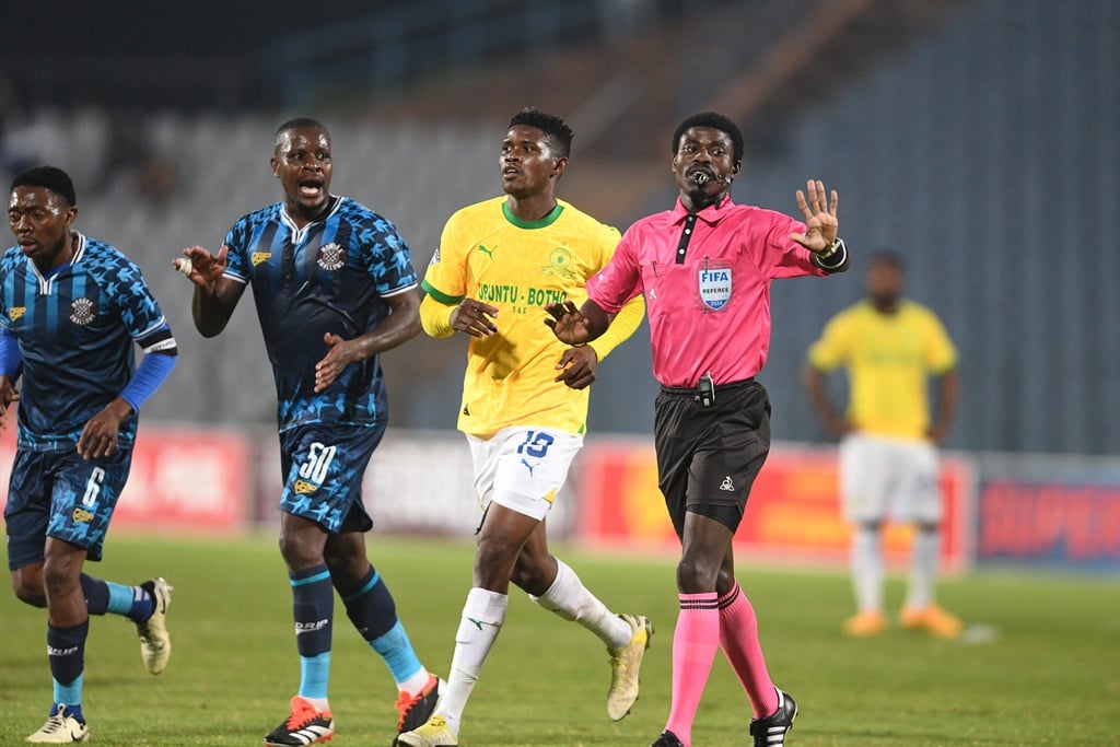 JOHANNESBURG, SOUTH AFRICA - APRIL 15: Referee Jelly Chavani and players during the DStv Premiership match between Moroka Swallows and Mamelodi Sundowns at Dobsonville Stadium on April 2024 in Johannesburg, South Africa. (Photo by Lefty Shivambu/Gallo Images)