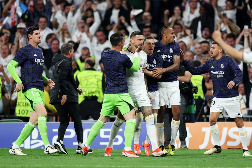 MADRID, SPAIN - MAY 08: Joselu of Real Madrid celebrates scoring his teams first goal with teammates during the UEFA Champions League semi-final second leg match between Real Madrid and FC Bayern MÃ¼nchen at Estadio Santiago Bernabeu on May 08, 2024 in Madrid, Spain. (Photo by Clive Brunskill/Getty Images)