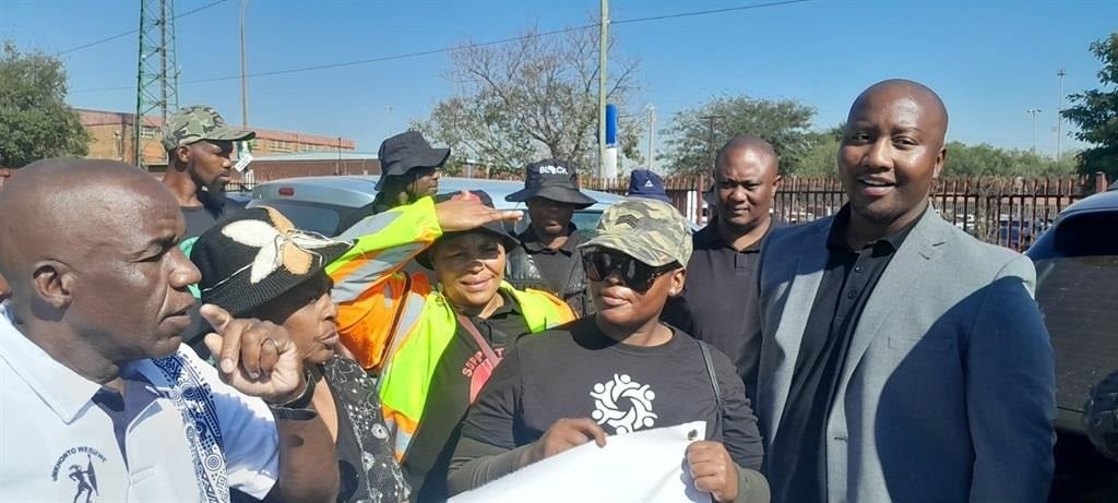 Former Sizok'thola presenter Xolani Khumalo thanked his supporters outside the Palm Ridge Magistrates Court on Thursday, 9 May. Photo by Happy Mnguni