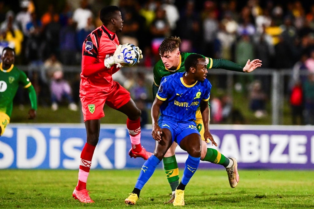 HAMMARSDALE, SOUTH AFRICA - MAY 08: Isima Watenga of Golden Arrows FC, Bradley Cross of Golden Arrows FC and Peter Shalulile of Mamelodi Sundowns during the DStv Premiership match between Golden Arrows and Mamelodi Sundowns at Mpumalanga Stadium on May 08, 2024 in Hammarsdale, South Africa. (Photo by Darren Stewart/Gallo Images)