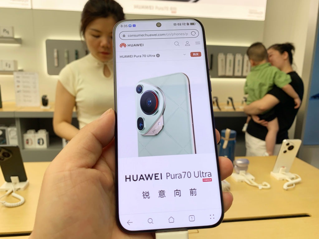 People experience Huawei Pura 70 series mobile phones at a Huawei store in Nanning, South Chinas Guangxi Zhuang autonomous region, April 27, 2024. More than 90% of the parts used in the Pura 70 series are already made in China. (CFOTO/Future Publishing via Getty Images)