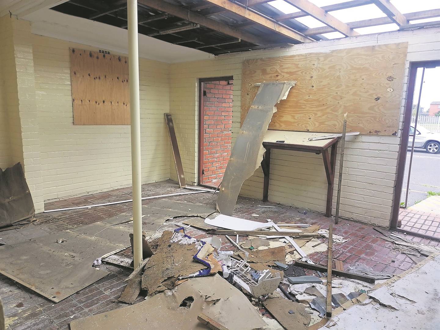 A law-enforcement facility and a St Luke’s hospice building, situated on the same erf in Lotus River, has been plagued by vandalism and theft. PHOTO: Natasha Bezuidenhout