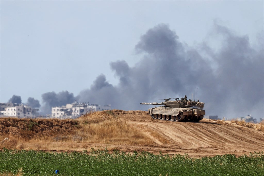 An Israeli tank takes in southern Israel, near the border with the Gaza Strip, on 13 May 2024. (JACK GUEZ / AFP)